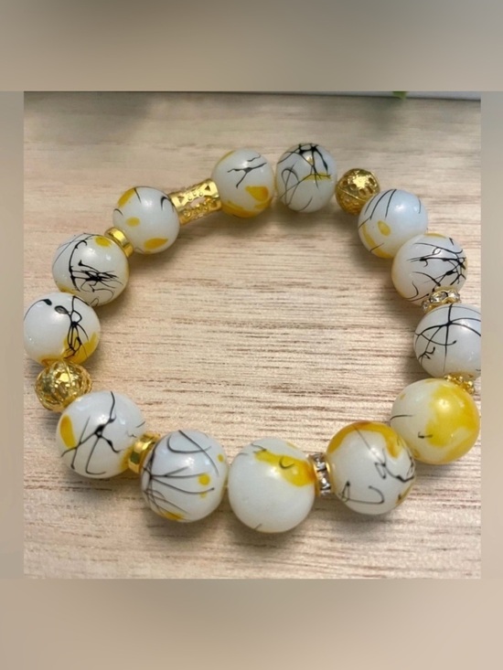 Jewelry - White & Black with yellow and gold accents 13mm beads gorgeous stretch bracelet